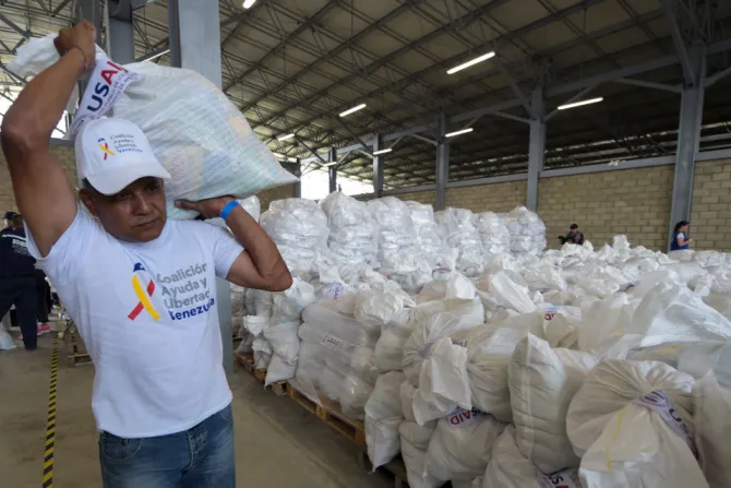 A volunteer carries a bag with US humanitarian aid goods in Cucuta Colombia on the border with Tachira Venezuela Feb 8 2019 Credit Raul Arboleda AFP Getty Images