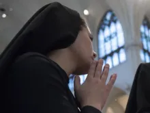 A young religious sister prays at the Cathedral of the Immaculate Conception in Denver, Jan. 17, 2105. 