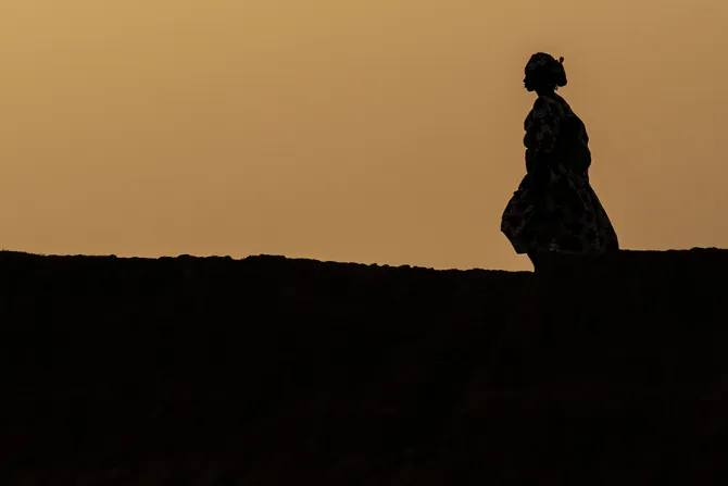 African woman at the Niger River Credit Sergi Lopez Roig via wwwshutterstockcom CNA 9 1 15
