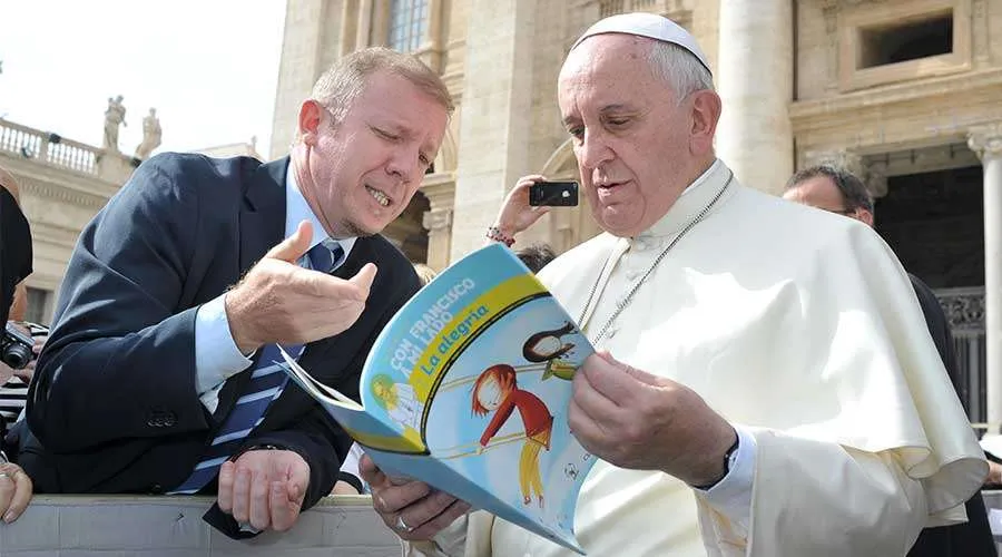Alejandro Prosdocimi, of the Argentine daily Clarin, converses with Pope Francis about the book "With Francis by my Side", of Scholas Occurrentes. Credit: Vatican Media.?w=200&h=150