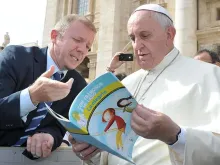 Alejandro Prosdocimi, of the Argentine daily Clarin, converses with Pope Francis about the book "With Francis by my Side", of Scholas Occurrentes. Credit: Vatican Media.