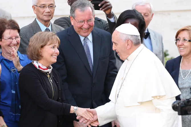 Alice and Jeffrey Heinzen from Wisconsin greet Pope Francis outside the Vaticans Synod Hall on Oct 10 2014 Credit Bohumil Petrik CNA CNA 10 10 14