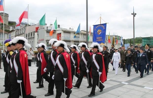 Fourth degree Knights of Columbus in procession at a military ceremony in Lourdes, wearing the uniform in use from 1940-2017.   Elise Harris/CNA.