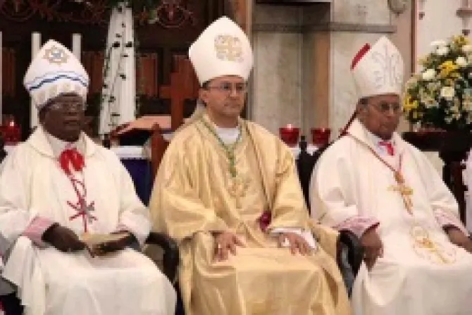 Arcbishop Joseph Sipteri center celebrates Mass with Cardinal Malcolm Ranjith right in Sri Lanka  Credit Archdioce of Colombo CNA 12 6 13
