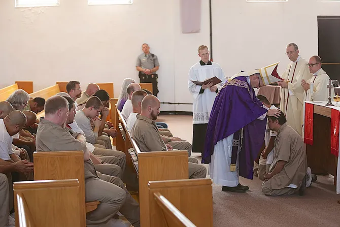 Archbishop James Conley celebrating Mass at the Nebraska State Penitentiary 2 Photo Courtesy of the Southern Nebraska Register CNA 4 1 15