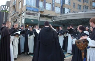 Dominican friars and sisters sing carols in Washington D.C. Dec. 16, 2013.   Addie Mena/CNA.