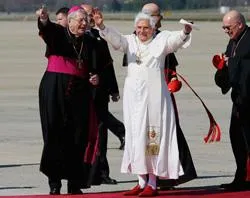 Archbishop Pietro Sambi meeting Pope Benedict XVI at Andrews Air Force Base, April 15, 2008 at the start of the Holy Father's Visit to the U.S. ?w=200&h=150