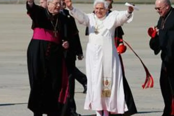 Archbishop Pietro Sambi met Pope Benedict XVI at Andrews Air Force Base April 15 2008 Credit Mark Wilson Getty Images News Getty Images CNA US Catholic News 7 29 11