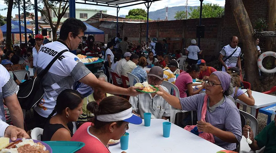 Colombian priests serving meals to Venezuelan emigrants. ?w=200&h=150
