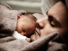 Baby and Dad Sleeping by Vera Kratochvil (CC0 1.0).