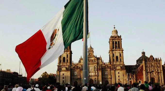 Mexican flag in front of the Mexican cathedral. ?w=200&h=150