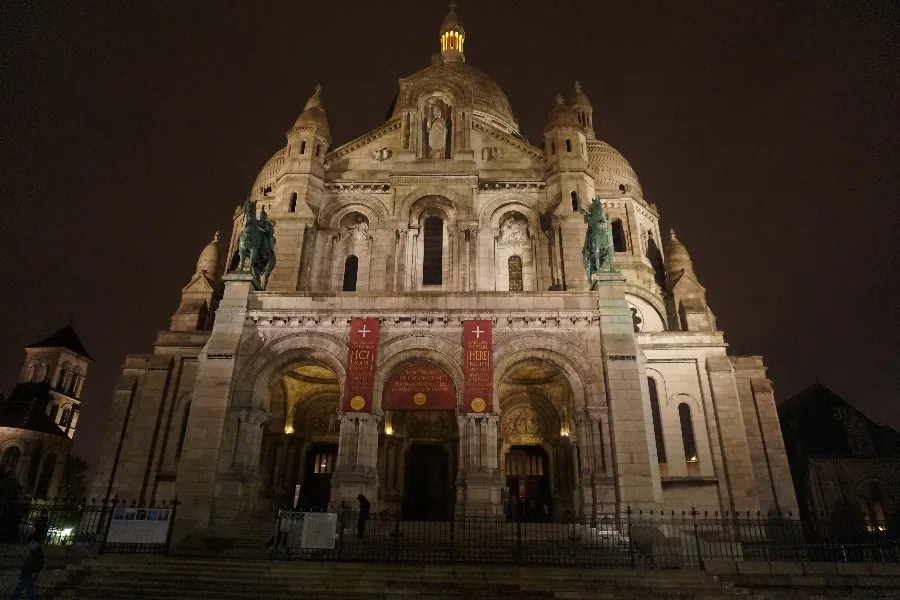 A night view of Sacré-Cœur Basilica in Paris, France. ?w=200&h=150