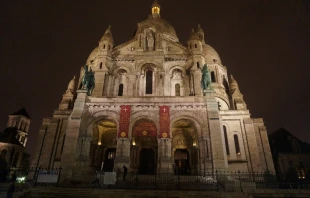 A night view of Sacré-Cœur Basilica in Paris, France.   Berlinuno (CC BY-SA 4.0).