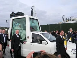 Benedict XVI arrives to Cofton Park in Birmingham, England on Sunday morning?w=200&h=150