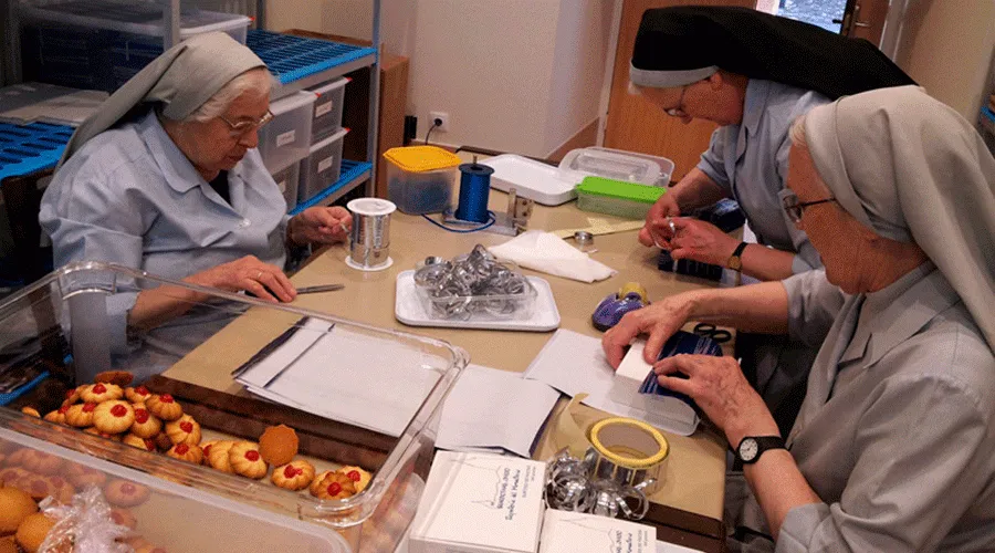 Benedictine nuns of Oviedo preparing cakes. ?w=200&h=150