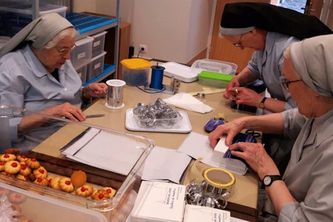 Benedictine nuns of Oviedo preparing cakes  Credit  Monastery of San Pelayo 