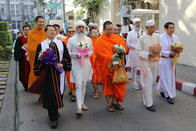Bishop Joseph Chusak 5 R at the Interreligious Peace March for Paris victims in Thailand Nov 19 2015 Credit Msgr Vissanu CBCT CNA 11 20 15
