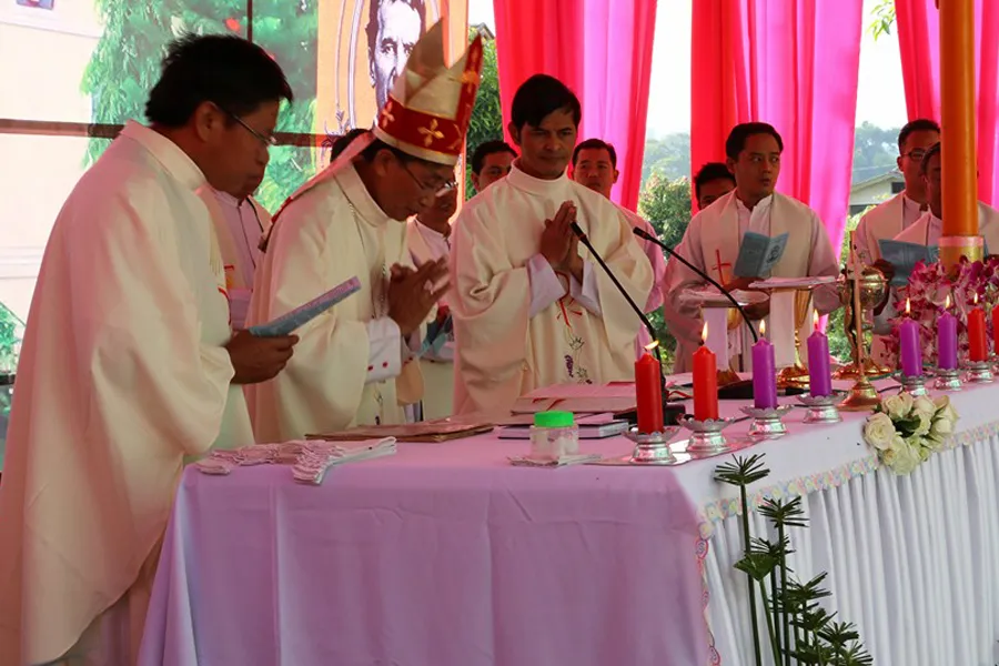 Bishop Philip Za Hawng of Lashio says Mass at a celebration of the 25th anniversary of the Salesian seminary and parish in Hsipaw. ?w=200&h=150