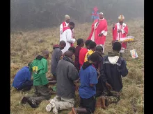 Bishop Rochus Tatamai of Bereina blesses a youth pilgrimage. 