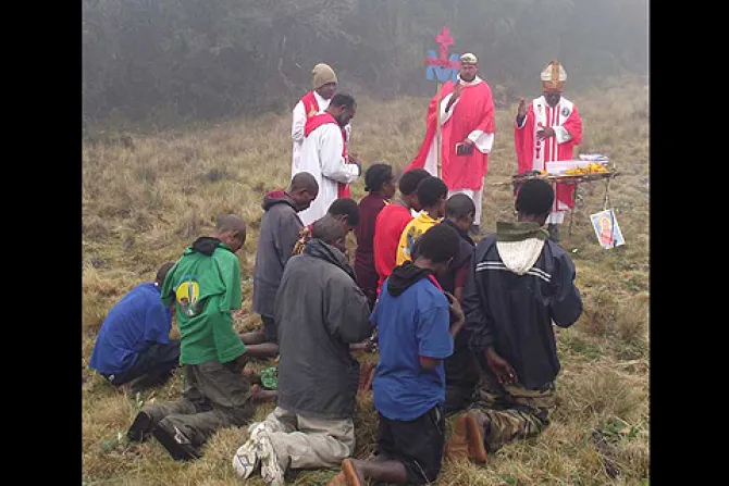 Bishop Rochus Tatamai of Breina Papua New Guinea blesses youth pilgrimage Credit Voice of ToRot Papua New Guinea CNA 7 7 14
