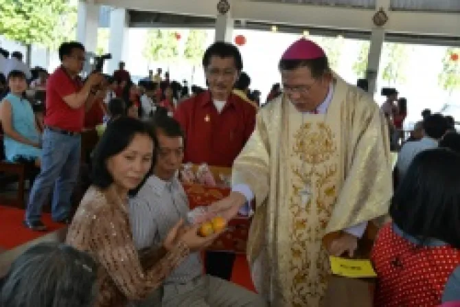 Bishop Silvio Siriphong distributing Lunar New Year gift in Thailand  Credit Chantaburi diocese CNA