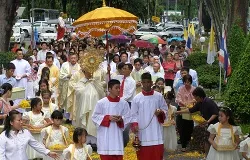 Bishop Silvio Siripong Chartsri of Chantaburi, Thailand leads Eucharistic procession on Corpus Christi, June 2 2013. ?w=200&h=150
