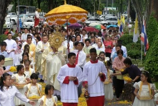 Bishop Silvio Siripong Chartsri of Chantaburi Thailand leads Eucharistic Adoration for the Popes world wide holy hour on  June 2 2013 Credit Antonio Anup Gonsalves CNA CNA