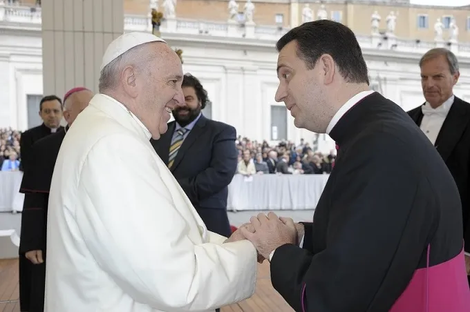 Bishop-elect Msgr. Steven Lopes greets Pope Francis during a Wednesday general audience. Photo courtesy of the Ordinariate of the Chair of Saint Peter in the United States and Canada.?w=200&h=150