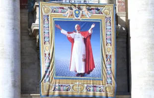 A tapestry of Bl. Paul VI hangs from the facade of St. Peter's Basilica at his Mass of beatification.   Lauren Cater/CNA.
