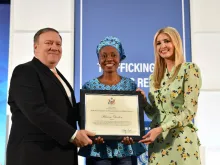 Blessing Okoedion (C) accepts a Trafficking in Persons Hero award from US Secretary of State Mike Pompeo and presidential advisor Ivanka Trump. 