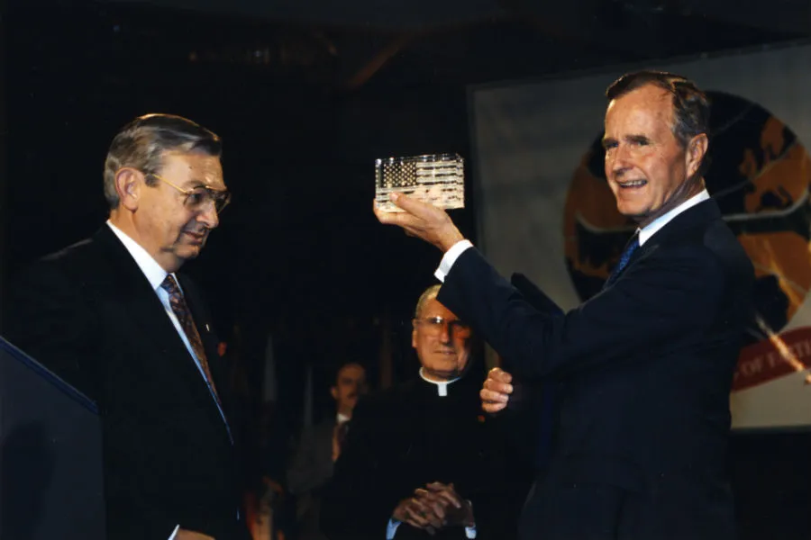 Former Supreme Knight Virgil Dechant presents President Bush with a Steuben glass replica of the American flag at the Knights’ 1992 convention. ?w=200&h=150