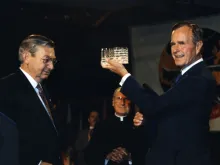 Former Supreme Knight Virgil Dechant presents President Bush with a Steuben glass replica of the American flag at the Knights’ 1992 convention. 