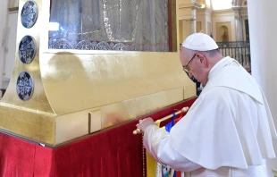 Pope Francis venerates the image of Our Lady of Chiquinquirá at the Cathedral of Bogota in Colombia on September 7, 2017.   © L’Osservatore Romano.