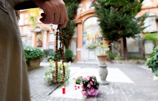 The Teutonic Cemetery, a burial site adjacent to St. Peter's Basilica, on All Soul's Day, Nov. 2, 2017.   Daniel Ibañez/CNA.