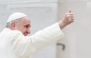 Pope Francis gives a thumbs-up at the general audience in St. Peter’s Square on March 21, 2018. Credit: Daniel Ibáñez/CNA.