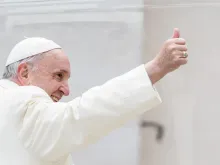 Pope Francis gives a thumbs-up at the general audience in St. Peter’s Square on March 21, 2018. Credit: Daniel Ibáñez/CNA.