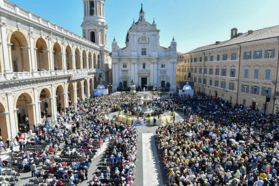 Pope Francis addresses pilgrims outside the Shrine of the Holy House of Loreto on March 25, 2019.?w=200&h=150