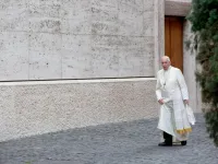 Pope Francis arrives for the afternoon session of the Amazon Synod at the entrance of the Vatican's Synod Hall, October 15, 2019. / 