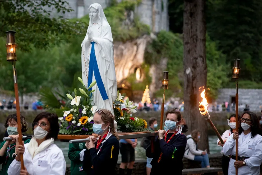 Pilgrims at the Sanctuary Our Lady of Lourdes in France. Photo credits: Sanctuaire ND de Lourdes/Pierre Vincent.?w=200&h=150