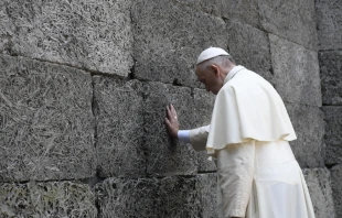 Pope Francis prays during his visit to Auschwitz July 29, 2016.   Vatican Media.