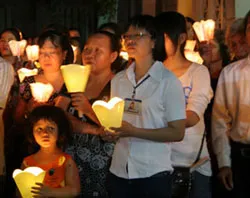 Vietnamese Catholics pray for their fellow believers who were on trial?w=200&h=150