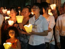 Vietnamese Catholics pray for their fellow believers who were on trial
