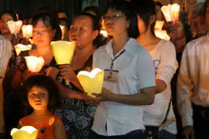Candlelight Vigil in Saigon 2 CNA World Catholic News 10 28 10