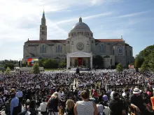 Crowds gathered for the Mass canonizing Saint Junipero Serra at the Basilica of the National Shrine of the Immaculate Conception, Washington, D.C., Sept. 23, 2015. 