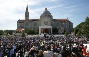 Crowds gathered for the Mass canonizing Saint Junipero Serra at the Basilica of the National Shrine of the Immaculate Conception, Washington, D.C., Sept. 23, 2015.   Alan Holdren/CNA.