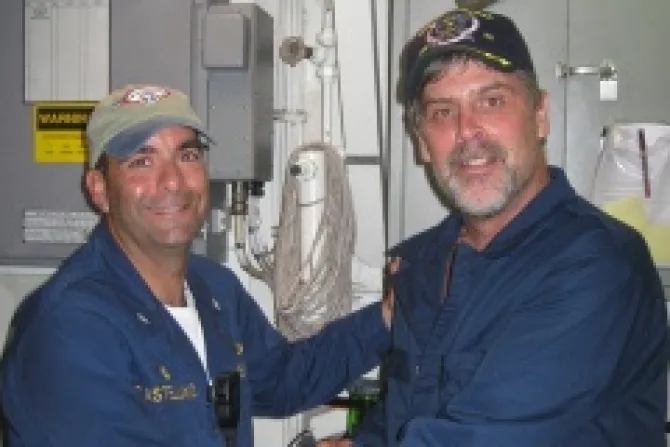 Capt Richard Phillips R master of the cargo ship Maersk Alabama with US Navy Cmdr Frank Castellano commanding officer of USS Bainbridge Credit US Navy CNA 10 14 13