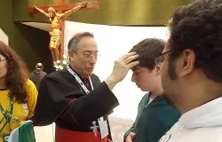 Cardinal Oscar Rodríguez Maradiaga, Archbishop of Tegucigalpa, blesses a WYD pilgrim. ?w=200&h=150