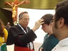 Cardinal Oscar Rodríguez Maradiaga, Archbishop of Tegucigalpa, blesses a WYD pilgrim. 