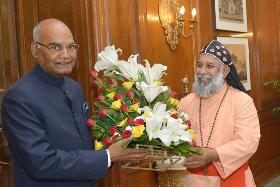 Cardinal Baselios Cleemis presents a bouquet to Indian president Ram Nath Kovind at their Aug. 24, 2017 meeting. ?w=200&h=150