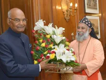 Cardinal Baselios Cleemis presents a bouquet to Indian president Ram Nath Kovind at their Aug. 24, 2017 meeting. 